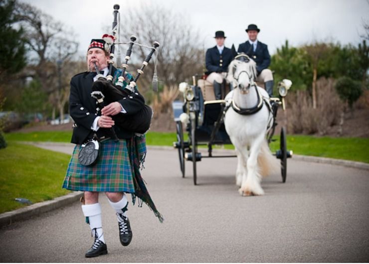 A Solo Highland Piper for your special day.