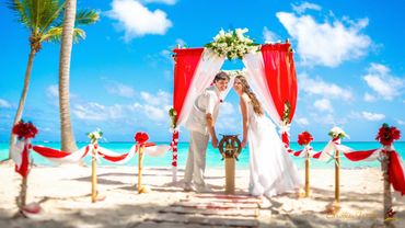 Beach red wedding ceremony decor