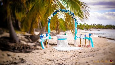 Beach blue wedding ceremony decor