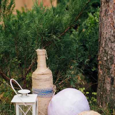 Outdoor brown wedding photo session decor