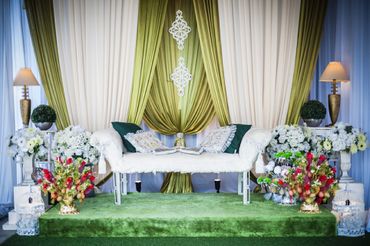 Overseas green wedding photo session decor