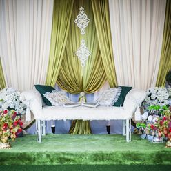 Overseas green wedding photo session decor