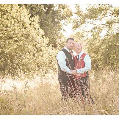Outdoor red wedding photo session ideas