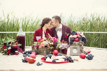 Outdoor red wedding photo session decor