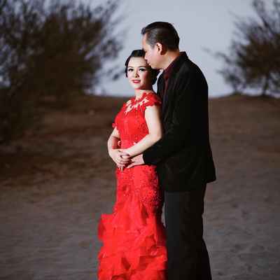 Outdoor red closed wedding dresses