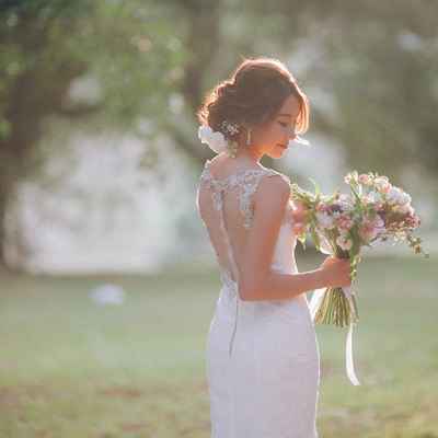 Outdoor white closed wedding dresses