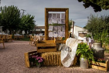 Outdoor wedding photo session decor