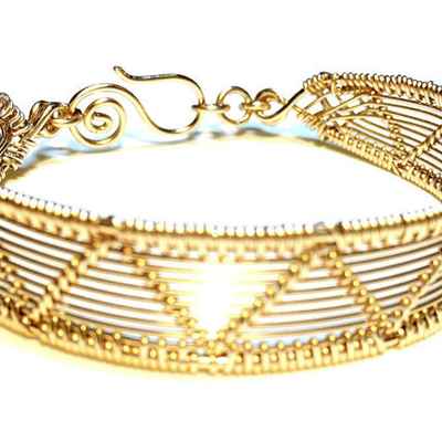 Gold bracelets, earrings, necklaces & other jewellery